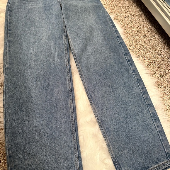 PrettyLittleThing Baggy Boyfriend Rip Jeans - Picture 10 of 11